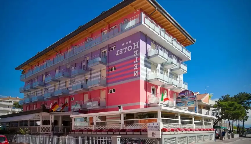 Hotel Helen — la facciata prima dell'intervento