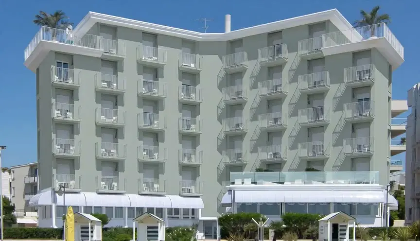 Hotel Montecarlo — la facciata prima dell'intervento