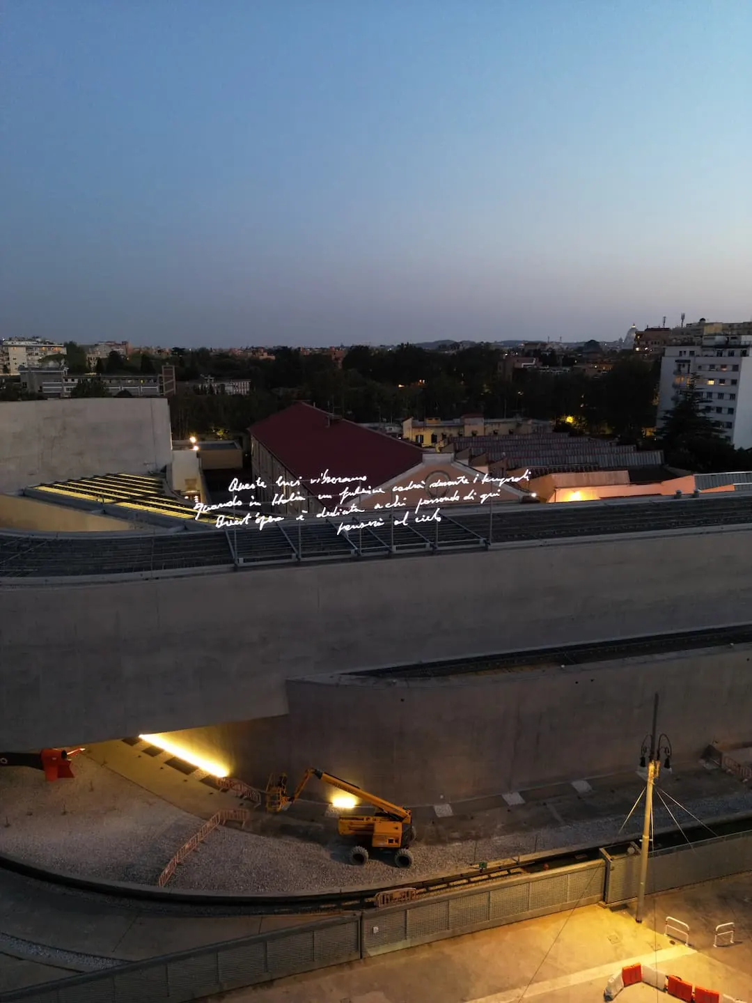Installazione luminosa neon realizzata da Image di notte